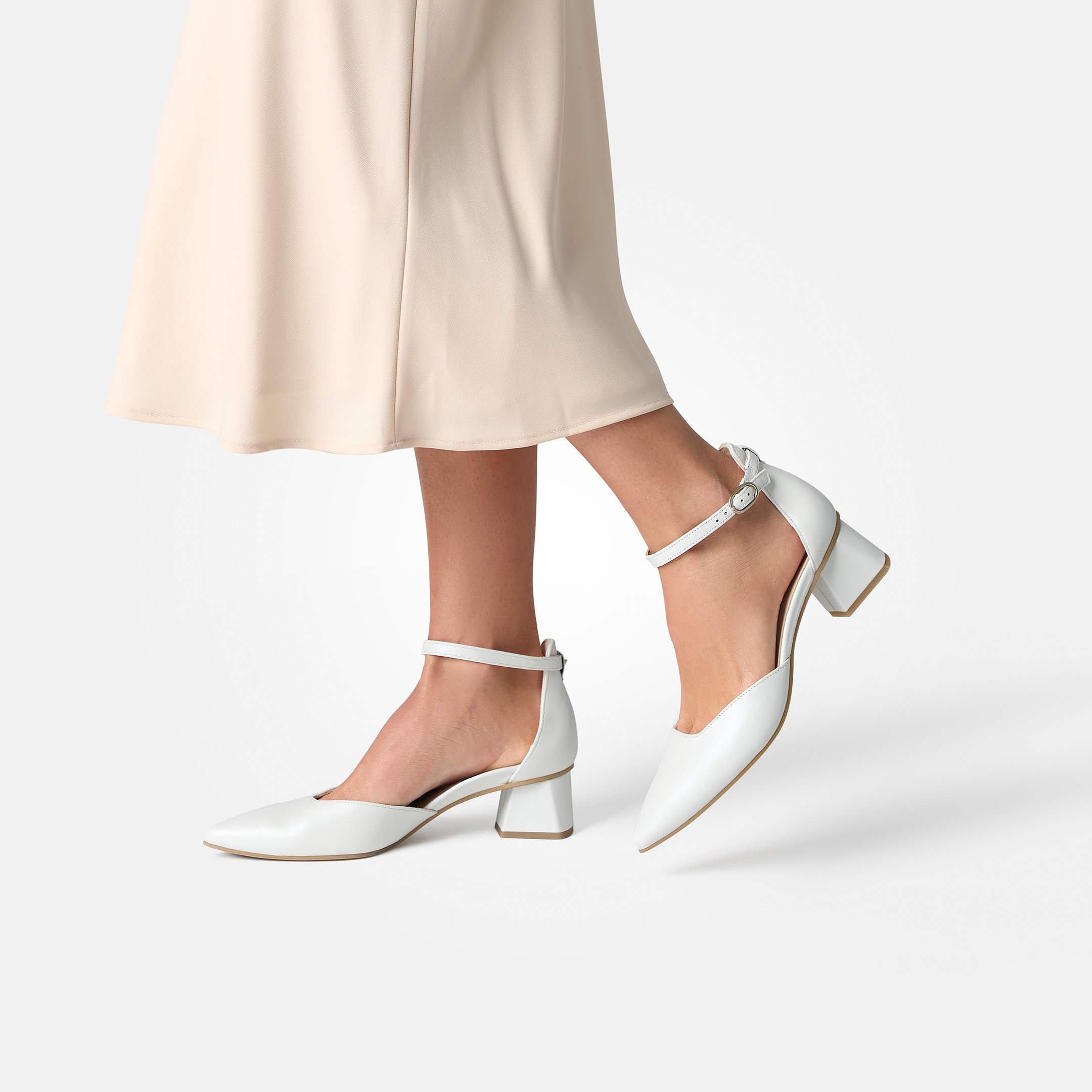 靴 epine  double strap goa pumps Pumps with an ankle strap, in off-white - Paul Green